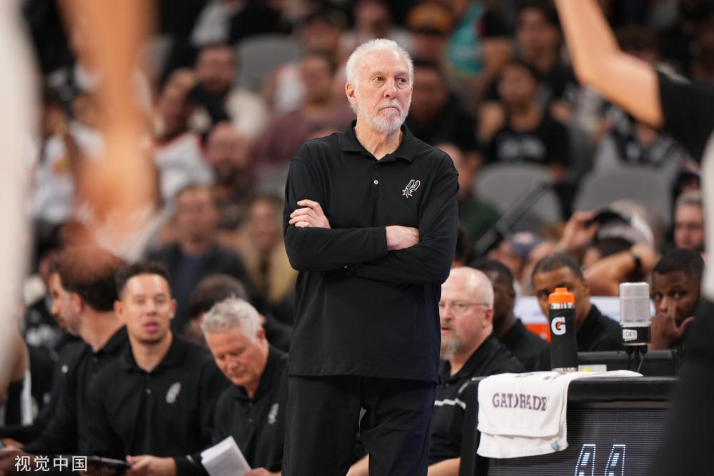 69岁的发哥在香港半程马拉松比赛中状态极佳，以2小时24分的成绩完赛！.